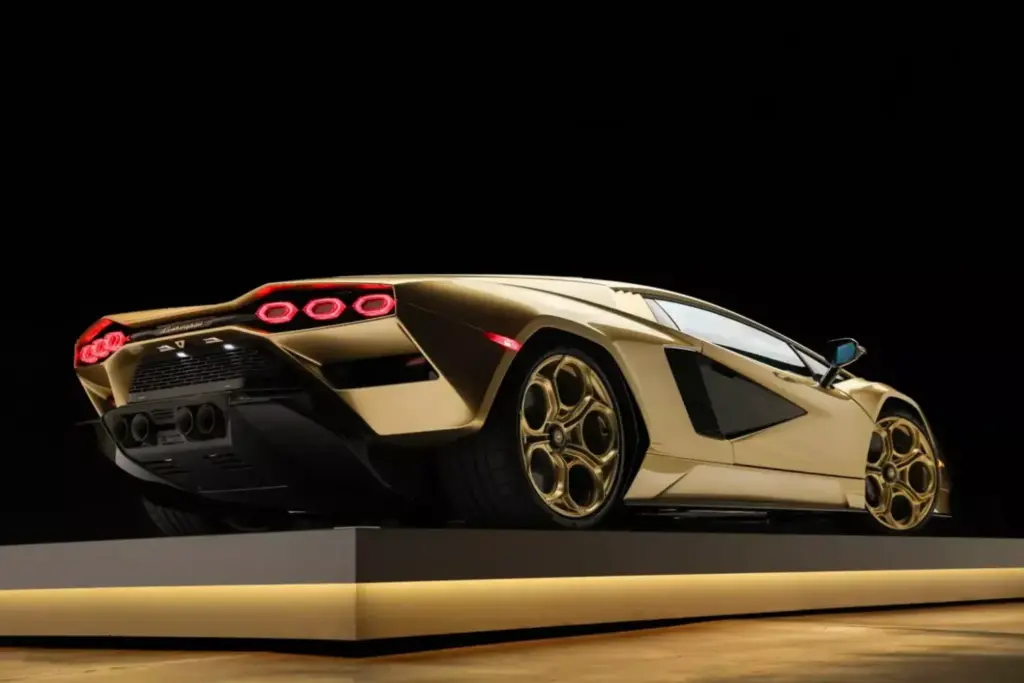 La especulación entorno al Lamborghini Countach LPI 800-4 se frena en seco con esta pieza 11 Motor16 2022 Lamborghini Countach LPI 800 4 Gold Subasta 15 Motor16