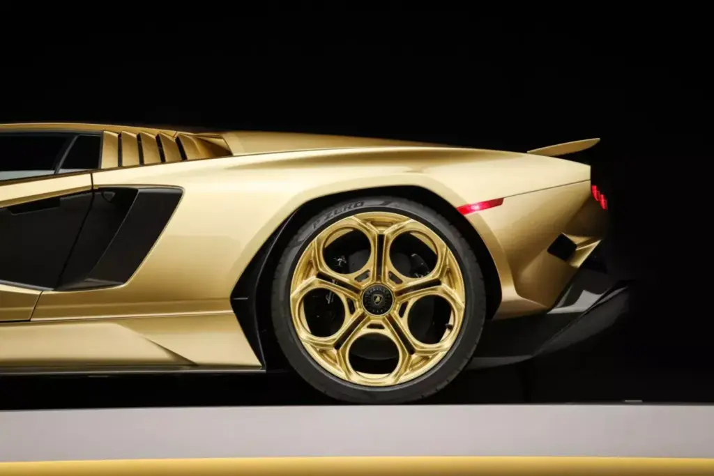 La especulación entorno al Lamborghini Countach LPI 800-4 se frena en seco con esta pieza 23 Motor16 2022 Lamborghini Countach LPI 800 4 Gold Subasta 21 Motor16