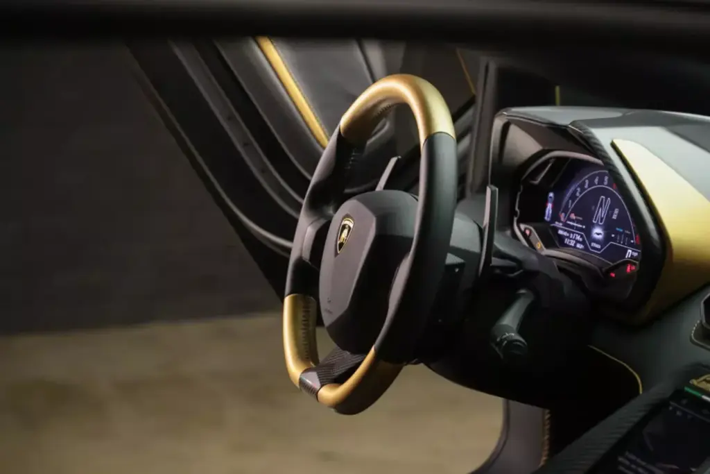 La especulación entorno al Lamborghini Countach LPI 800-4 se frena en seco con esta pieza 26 Motor16 2022 Lamborghini Countach LPI 800 4 Gold Subasta 25 Motor16