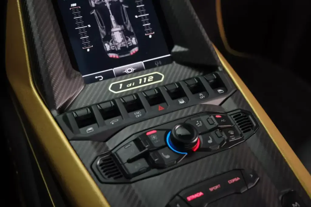 La especulación entorno al Lamborghini Countach LPI 800-4 se frena en seco con esta pieza 30 Motor16 2022 Lamborghini Countach LPI 800 4 Gold Subasta 26 Motor16