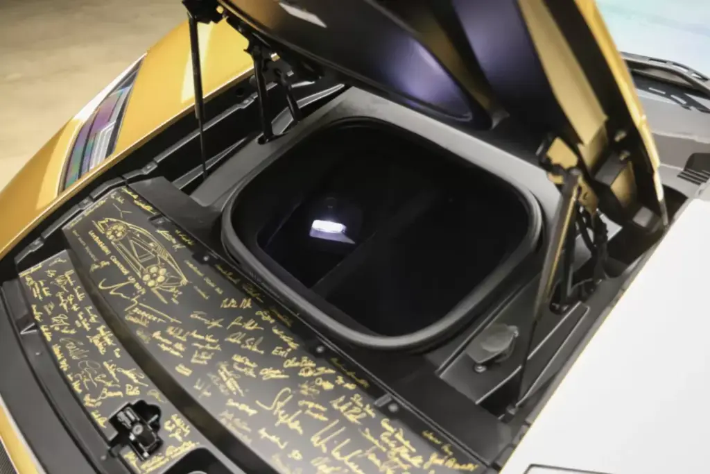 La especulación entorno al Lamborghini Countach LPI 800-4 se frena en seco con esta pieza 36 Motor16 2022 Lamborghini Countach LPI 800 4 Gold Subasta 29 Motor16