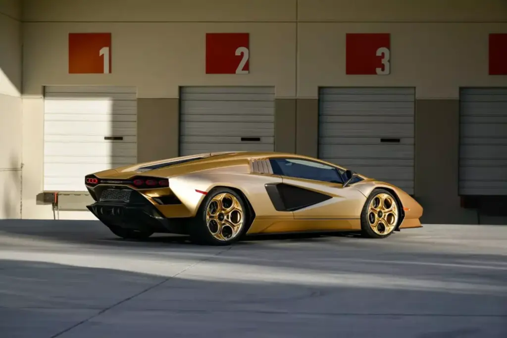 La especulación entorno al Lamborghini Countach LPI 800-4 se frena en seco con esta pieza 15 Motor16 2022 Lamborghini Countach LPI 800 4 Gold Subasta 3 Motor16