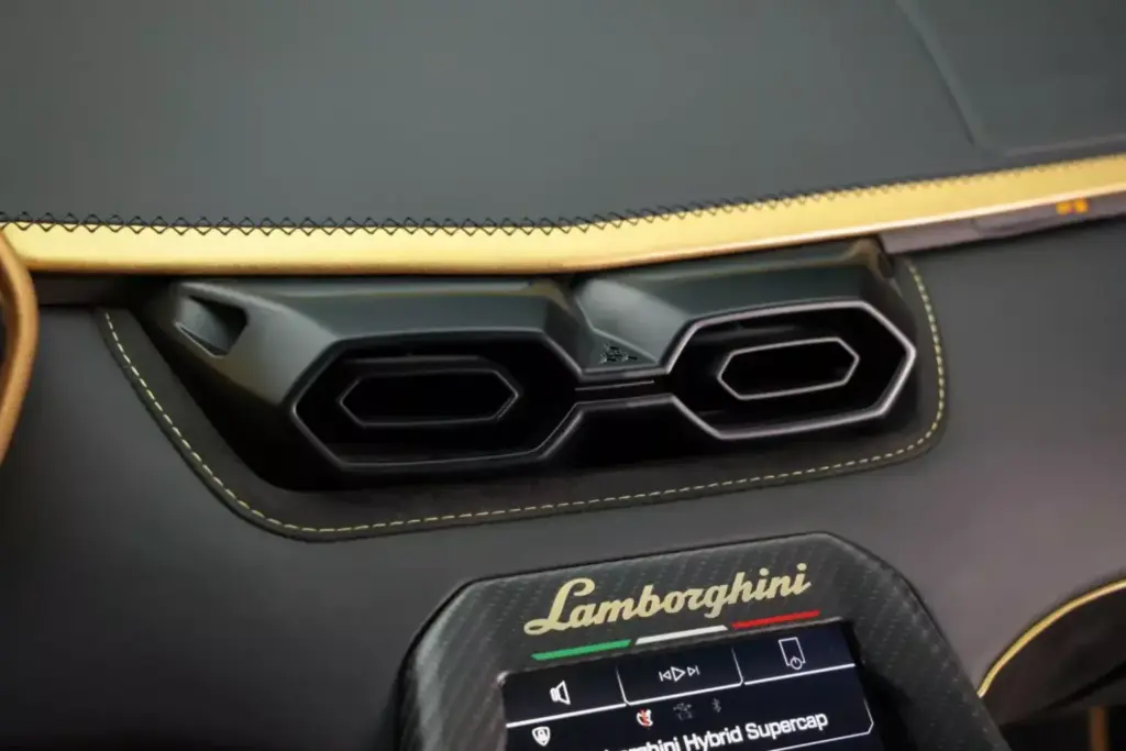 La especulación entorno al Lamborghini Countach LPI 800-4 se frena en seco con esta pieza 33 Motor16 2022 Lamborghini Countach LPI 800 4 Gold Subasta 34 Motor16