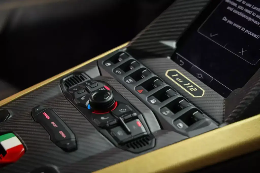 La especulación entorno al Lamborghini Countach LPI 800-4 se frena en seco con esta pieza 32 Motor16 2022 Lamborghini Countach LPI 800 4 Gold Subasta 35 Motor16