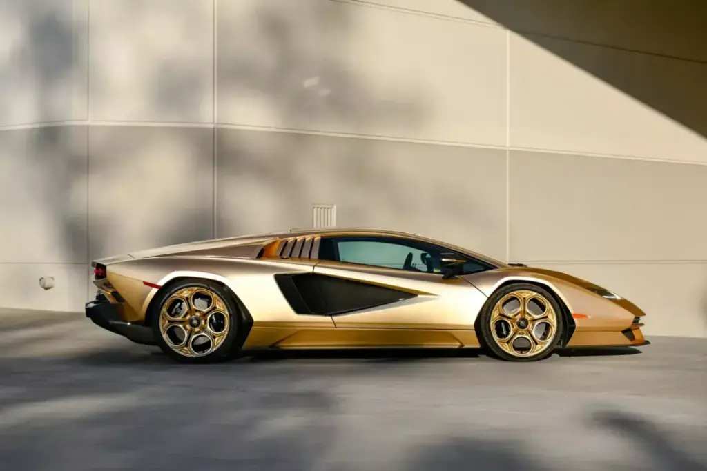 La especulación entorno al Lamborghini Countach LPI 800-4 se frena en seco con esta pieza 18 Motor16 2022 Lamborghini Countach LPI 800 4 Gold Subasta 4 Motor16