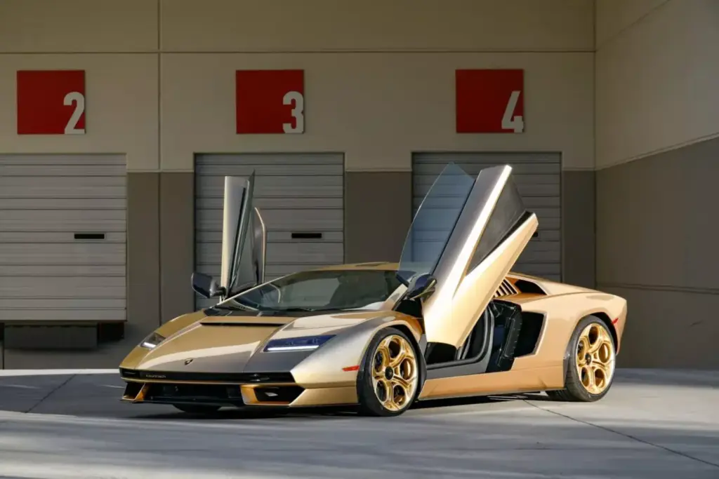 La especulación entorno al Lamborghini Countach LPI 800-4 se frena en seco con esta pieza 16 Motor16 2022 Lamborghini Countach LPI 800 4 Gold Subasta 5 Motor16