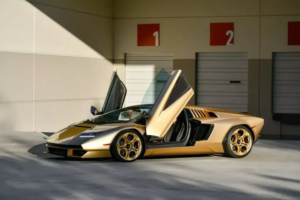 La especulación entorno al Lamborghini Countach LPI 800-4 se frena en seco con esta pieza 17 Motor16 2022 Lamborghini Countach LPI 800 4 Gold Subasta 6 Motor16