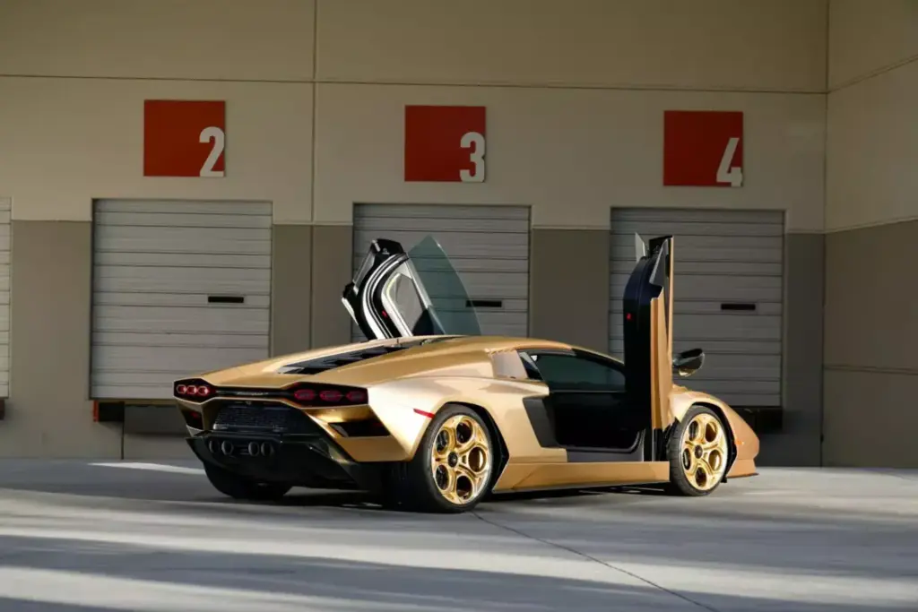 La especulación entorno al Lamborghini Countach LPI 800-4 se frena en seco con esta pieza 19 Motor16 2022 Lamborghini Countach LPI 800 4 Gold Subasta 7 Motor16