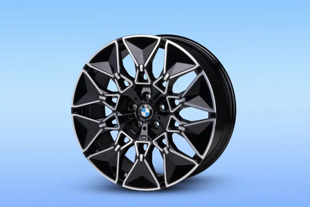 2026 BMW i3 materiales reciclados. Imagen llanta.