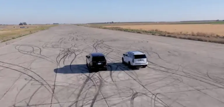 Edmunds enfrenta los Escalade más salvajes: Poderío V8 contra unas pilas muy bien puestas