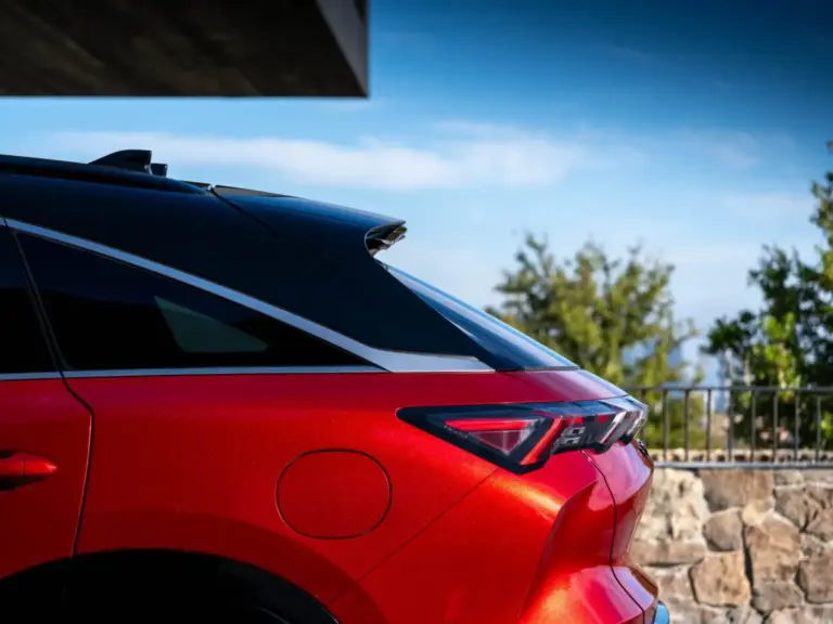 El Infiniti QX65 estrena un color que llega a la fábrica en un camión blindado