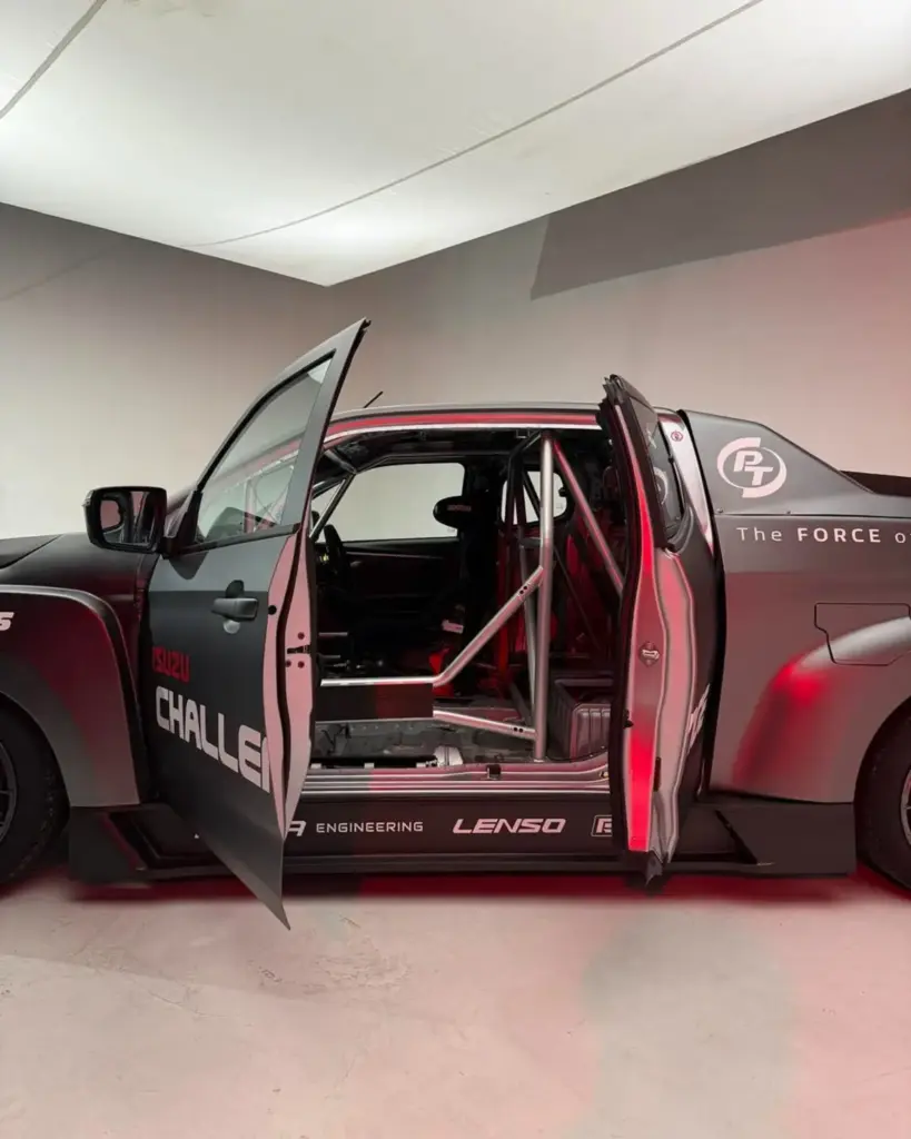 El Isuzu D-Max que parece salido de la parrilla de las 24 Horas de Nürburgring 2 Motor16 2026 Isuzu D-Max Challenge. Imagen interior.
