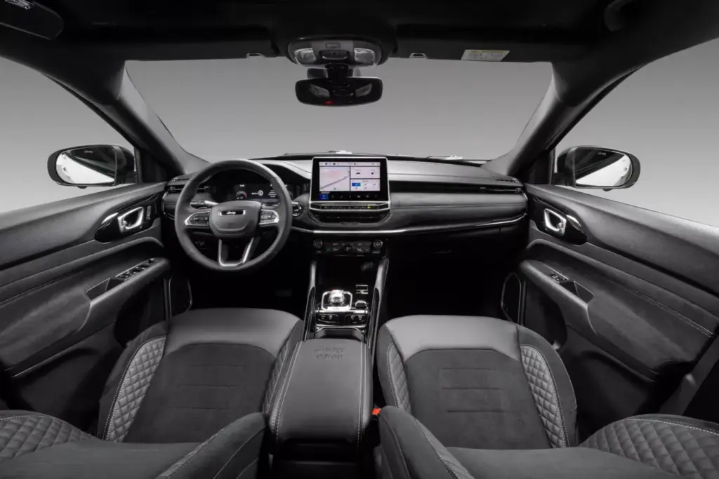 El Jeep Commander nos dijo adiós hace 17 años, pero sigue con vida en otros países 2 Motor16 2026 Jeep Commander Brasil. Imagen interior.