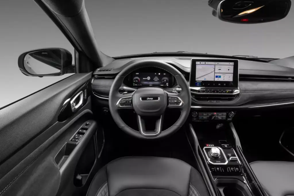 El Jeep Commander nos dijo adiós hace 17 años, pero sigue con vida en otros países 26 Motor16 2026 Jeep Commander Brasil 18 Motor16