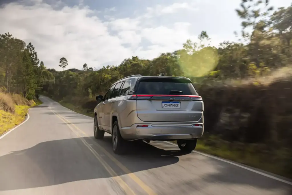 El Jeep Commander nos dijo adiós hace 17 años, pero sigue con vida en otros países 4 Motor16 2026 Jeep Commander Brasil. Imagen movimiento.