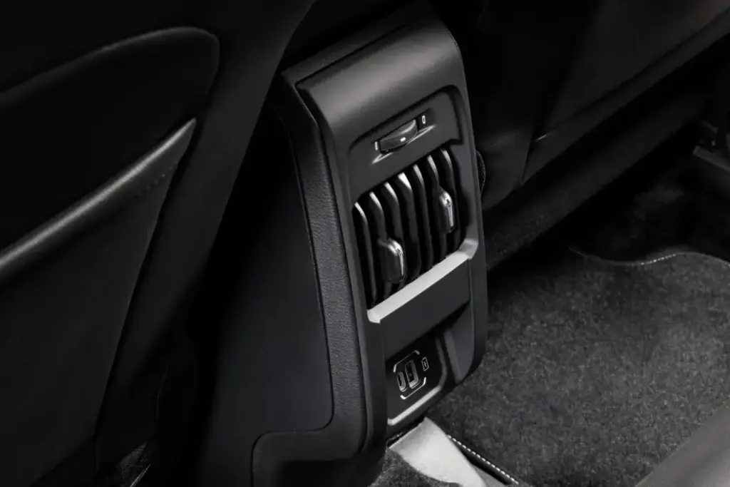 2026 Jeep Renegade Sahara 36 Motor16