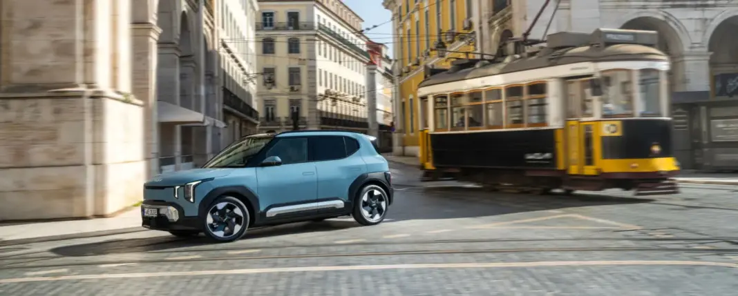 2026-Kia-EV2-Al-Volante 2026 Kia EV2. Al Volante. Imagen portada.