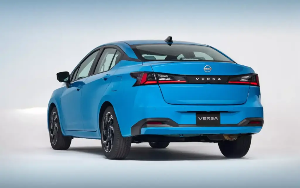 El mejor Nissan Versa de la historia deja huérfanos a quienes más lo esperaban 1 Motor16 2026 Nissan Versa. Imagen trasera.