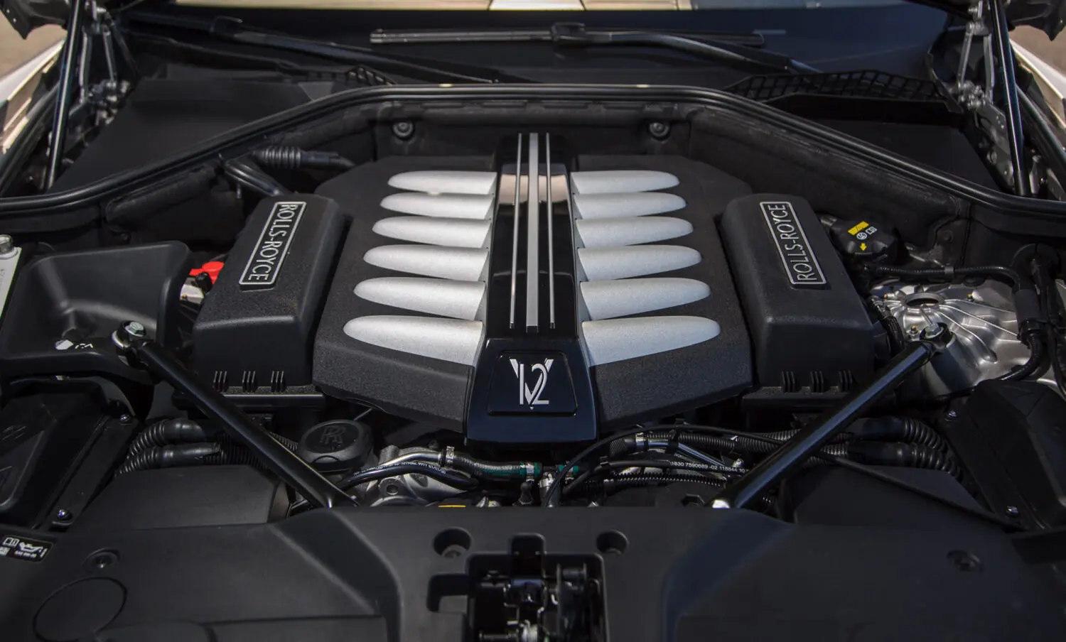 2026 Rolls-Royce motor V12. Imagen portada.