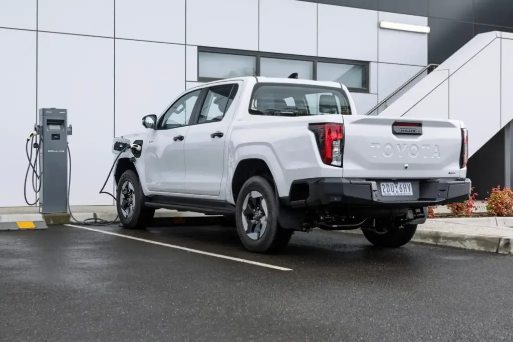 2026 Toyota Hilux BEV. Imagen carga.