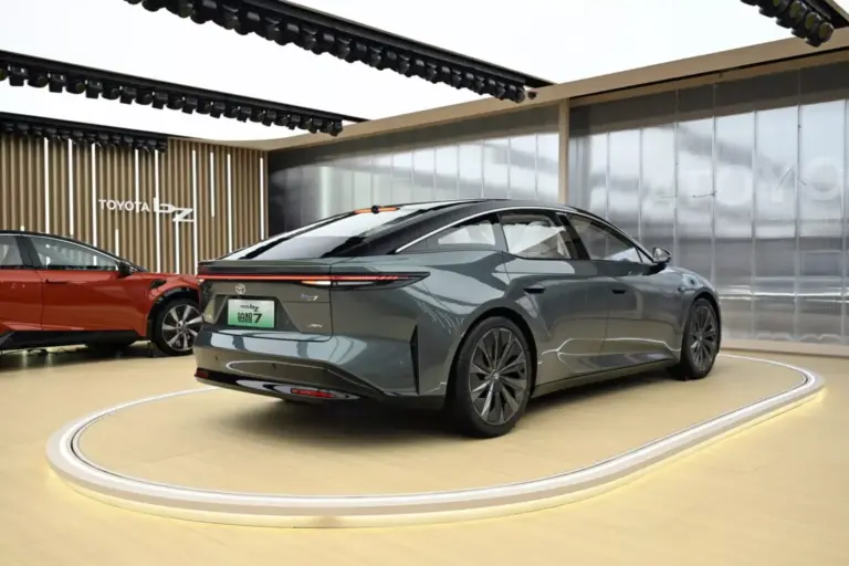 Toyota de autonomía extendida: el eléctrico con generador de gasolina que arranca en China
