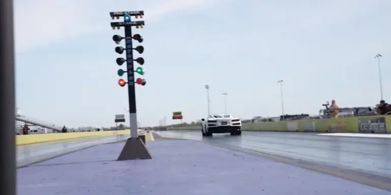 Llevan un Corvette ZR1X a una pista de aceleración y se desata la locura
