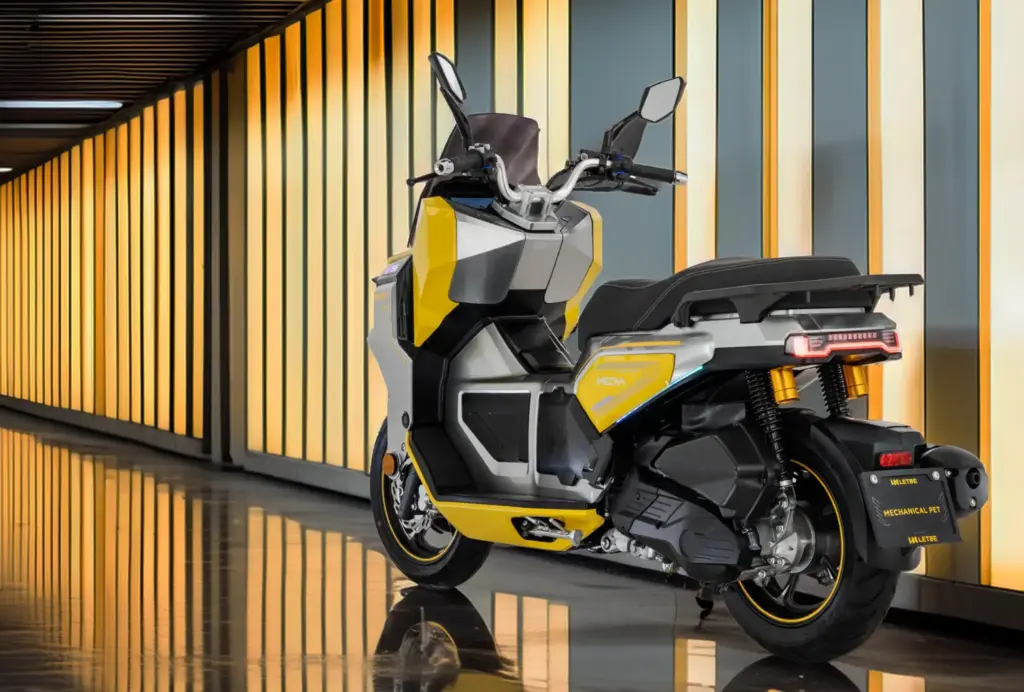 LETBE Mecha 125 ABS: El scooter 'cyberpunk' que tienes por 3.190 euros 1 Motor16 2026 LETBE Mecha 125 ABS. Imagen trasera.