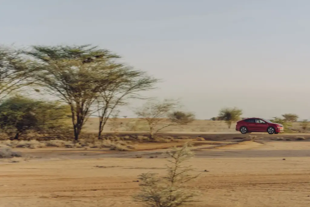 2026 skoda enyaq expedicion kenia 1 Motor16