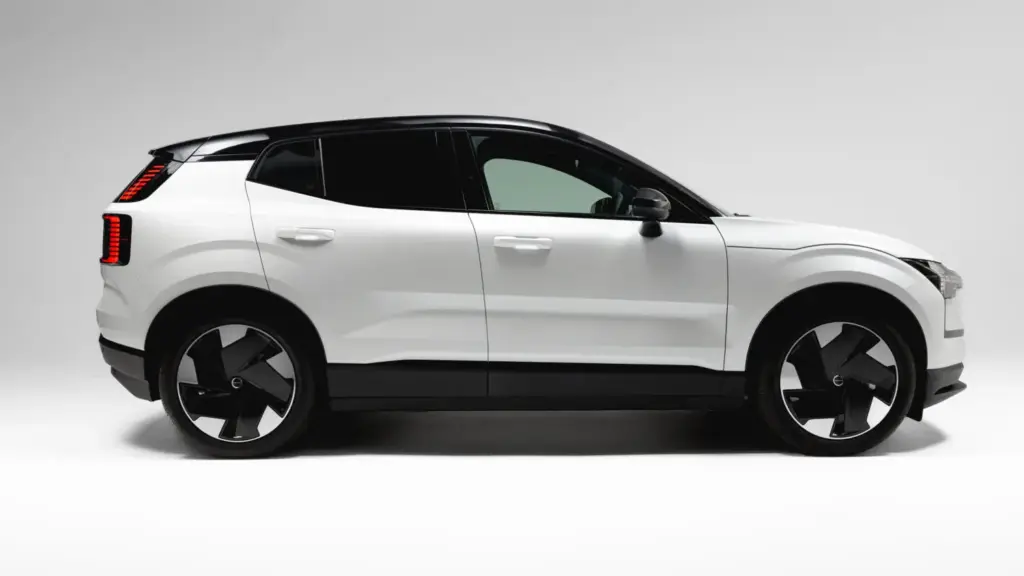 2026 Volvo EX30 Cargo. Imagen lateral.