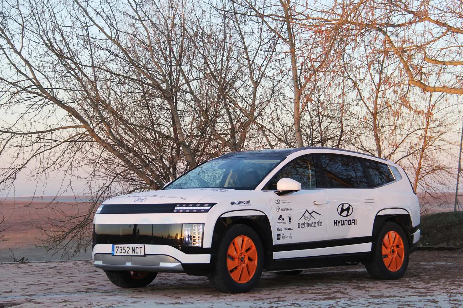 El Hyundai IONIQ 9 debuta en el desierto de Marruecos: así es la expedición solidaria que cambia vidas en el Sáhara