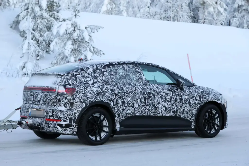 El Audi A2 e-tron nos deja ver su interior 15 Motor16 Audi A2 e tron espia 14 Motor16