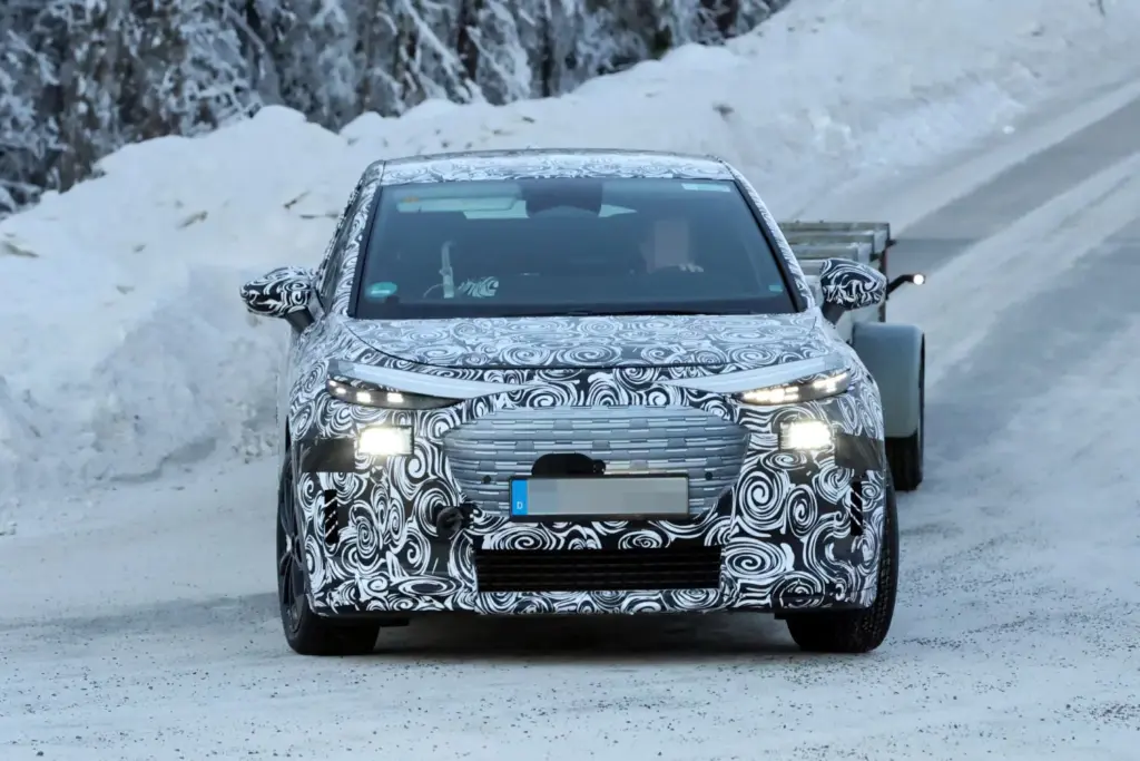 El Audi A2 e-tron nos deja ver su interior 5 Motor16 Audi A2 e tron espia 4 Motor16