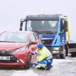 Javier (55), conductor de grúa: ‘Casi la mitad de servicios que hago en invierno es por una pieza que si cuidas, te puede durar media vida’