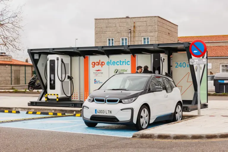 Las baterías del Nissan LEAF tienen una segunda vida cargando vehículos eléctricos en el Puerto de Vigo