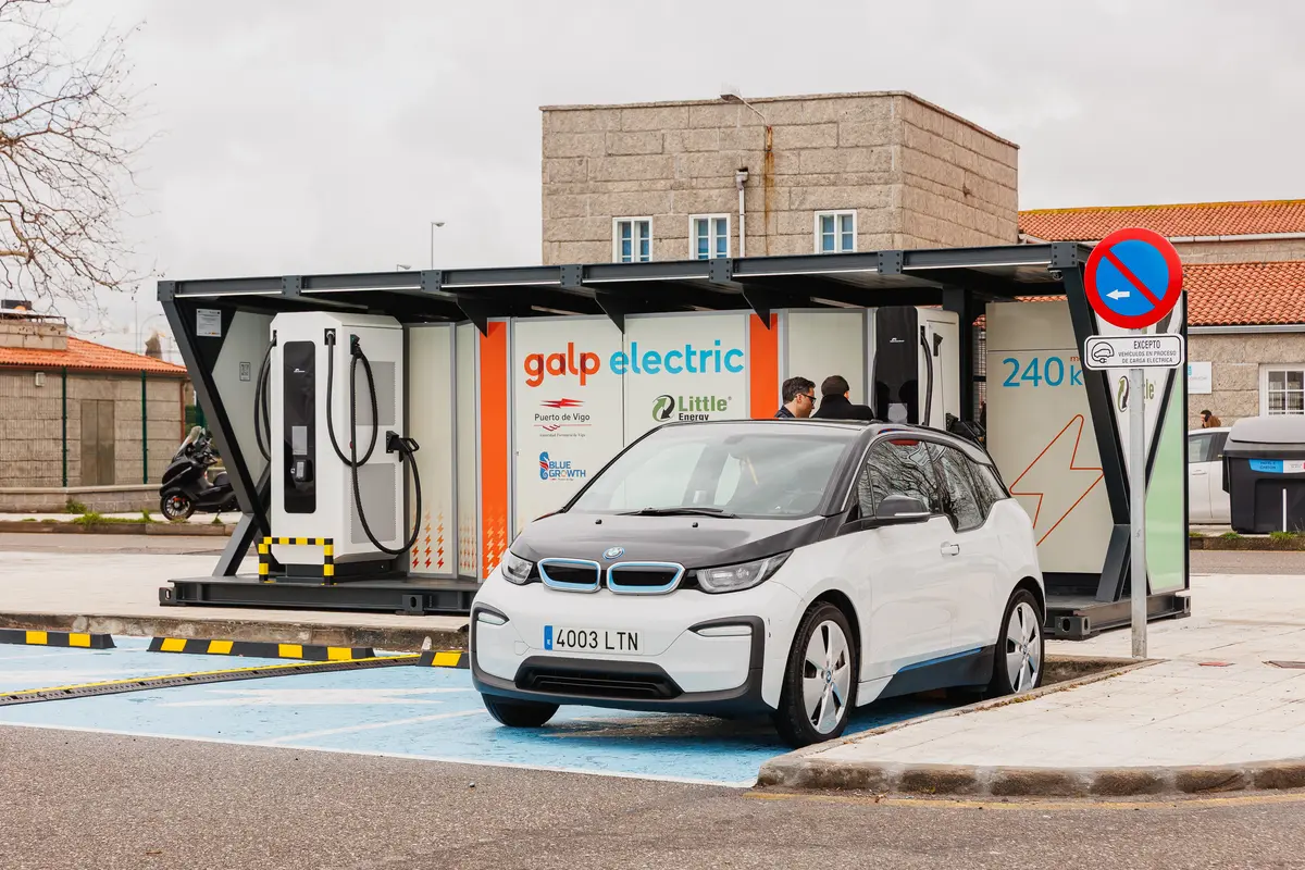 Las baterías del Nissan LEAF tienen una segunda vida cargando vehículos eléctricos en el Puerto de Vigo
