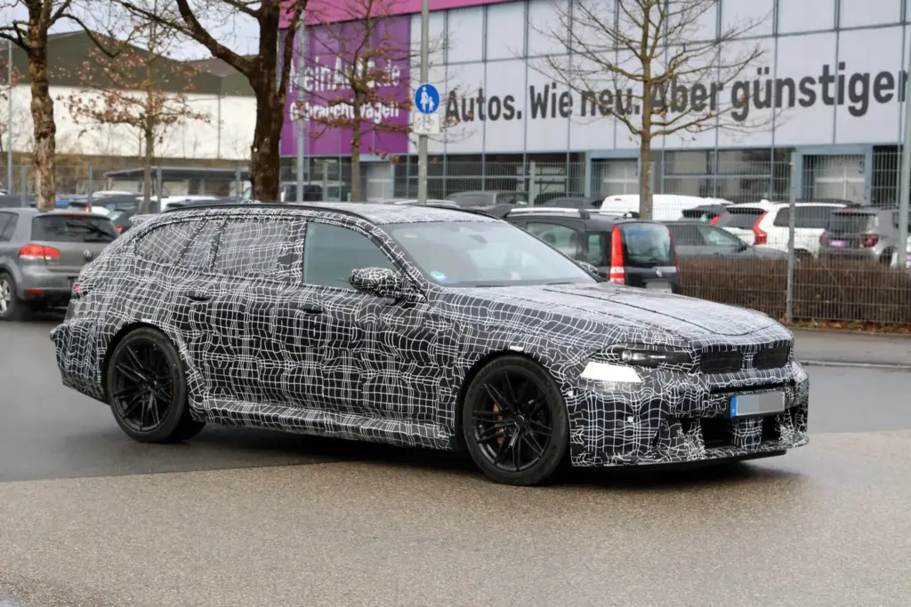 BMW M5 Touring FL 2027 10 Motor16
