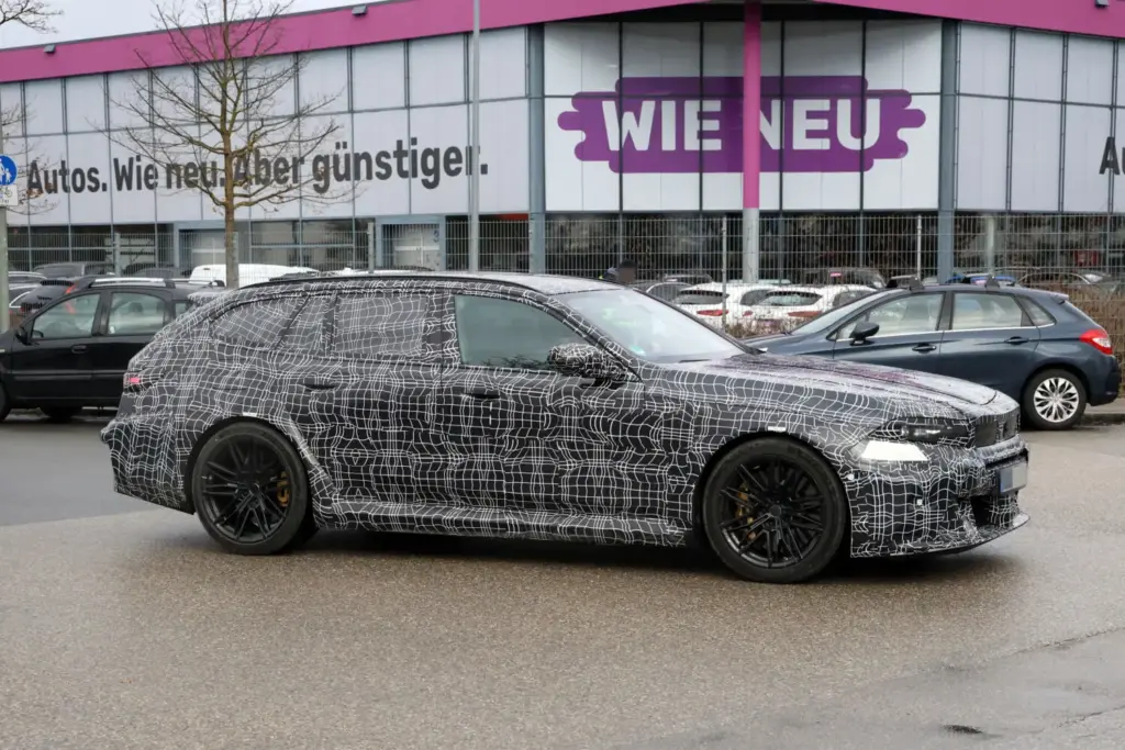 BMW M5 Touring FL 2027 13 Motor16