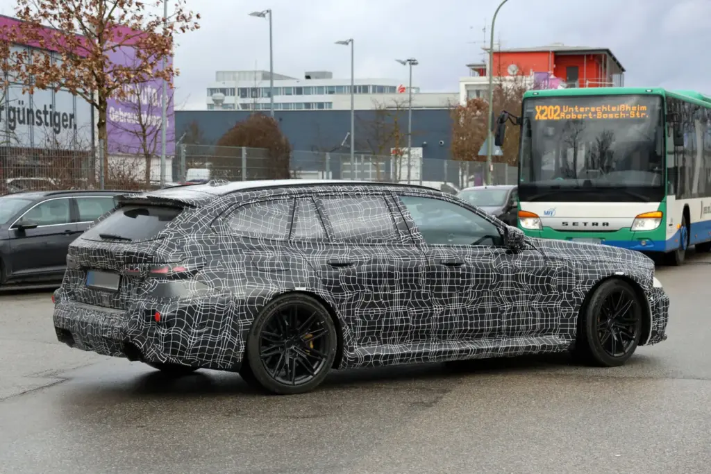 BMW M5 Touring FL 2027 18 Motor16