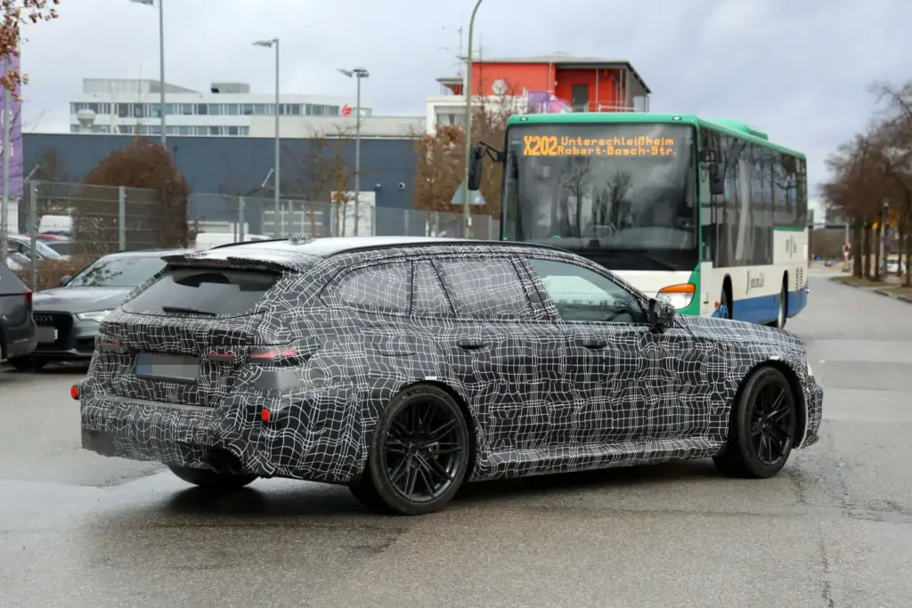 BMW M5 Touring FL 2027 20 Motor16