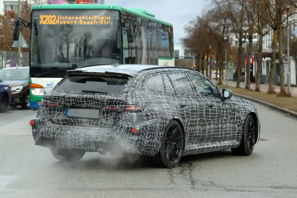 BMW M5 Touring FL 2027 22 Motor16