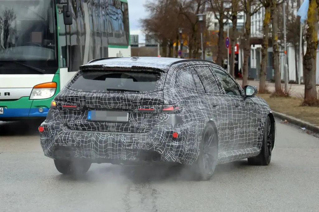 BMW M5 Touring FL 2027 23 Motor16