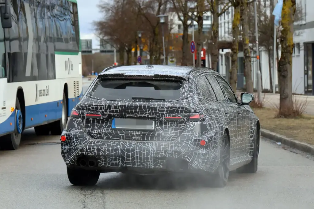 BMW M5 Touring FL 2027 24 Motor16