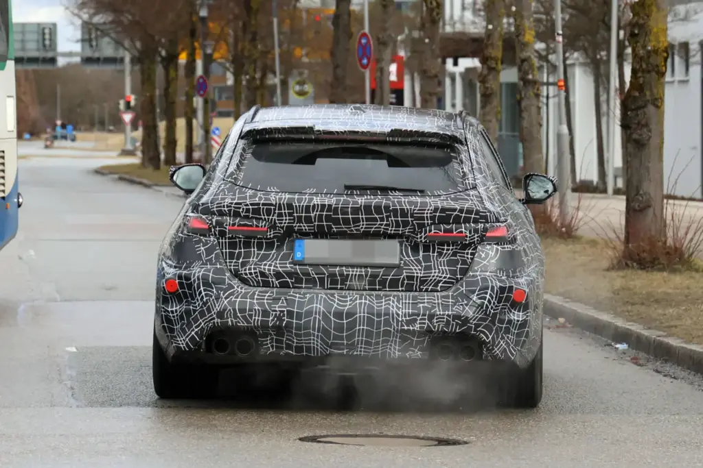 BMW M5 Touring FL 2027 26 Motor16