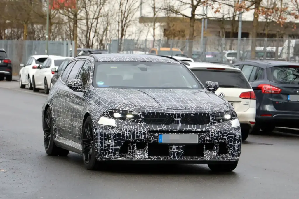 BMW M5 Touring FL 2027 5 Motor16