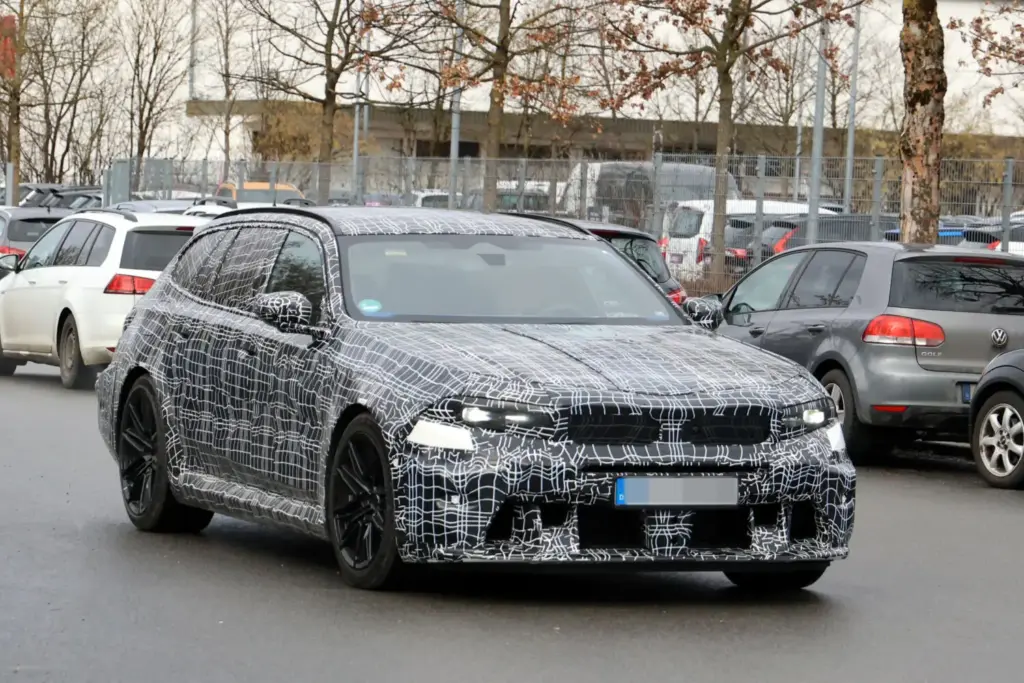 BMW M5 Touring FL 2027 7 Motor16