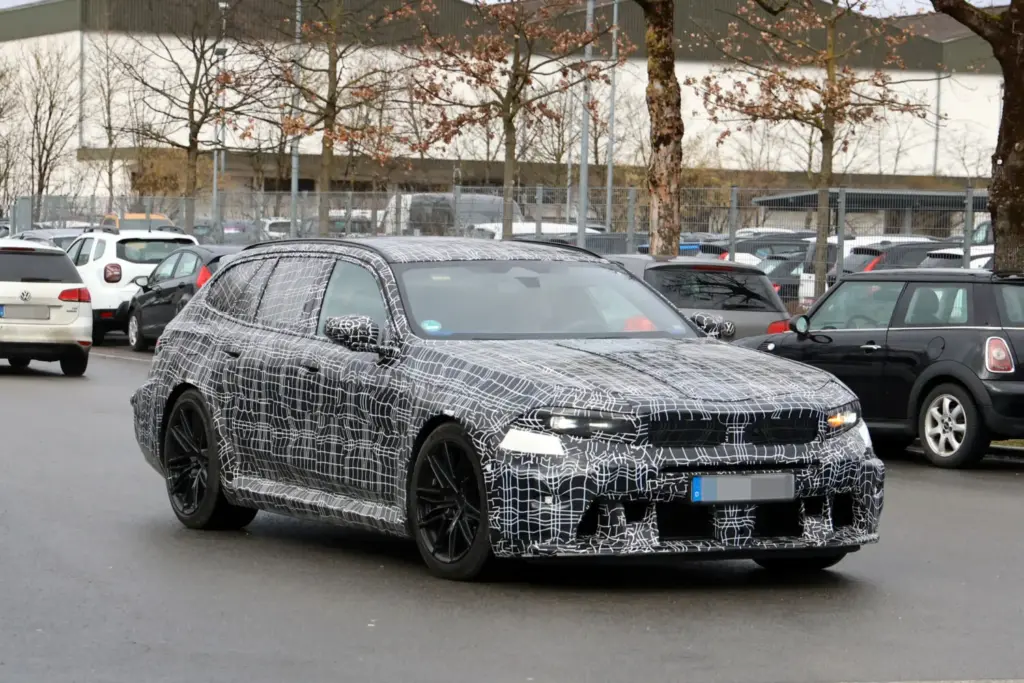 BMW M5 Touring FL 2027 8 Motor16