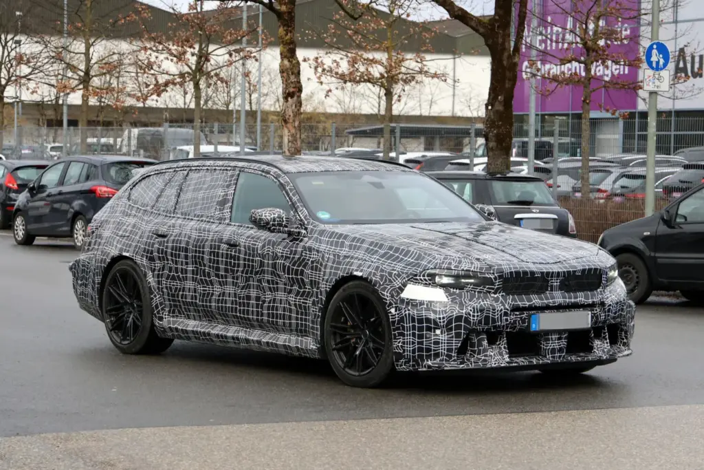 BMW M5 Touring FL 2027 9 Motor16