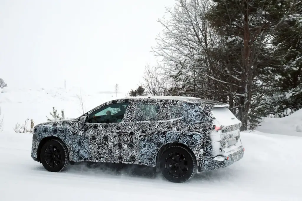 El BMW iX1 2027 de la 'Neue Klasse', cada vez más cerca 13 Motor16 BMW iX1 2027 nieve 11 Motor16