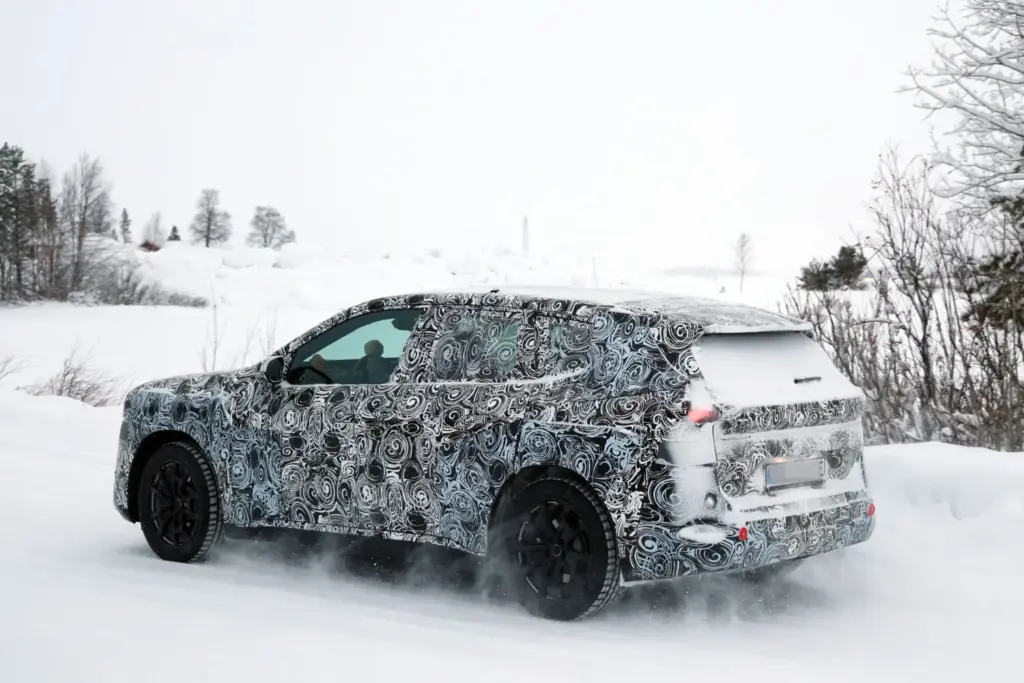 El BMW iX1 2027 de la 'Neue Klasse', cada vez más cerca 14 Motor16 BMW iX1 2027 nieve 12 Motor16