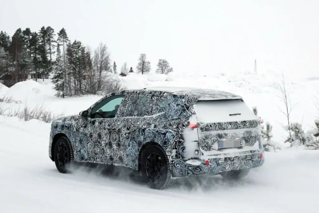 El BMW iX1 2027 de la 'Neue Klasse', cada vez más cerca 15 Motor16 BMW iX1 2027 nieve 13 Motor16